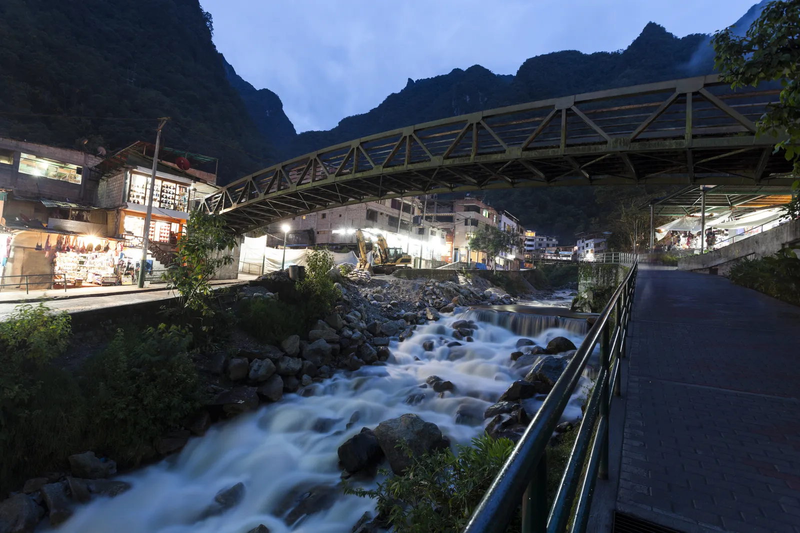 Aguas Calientes, en la noche