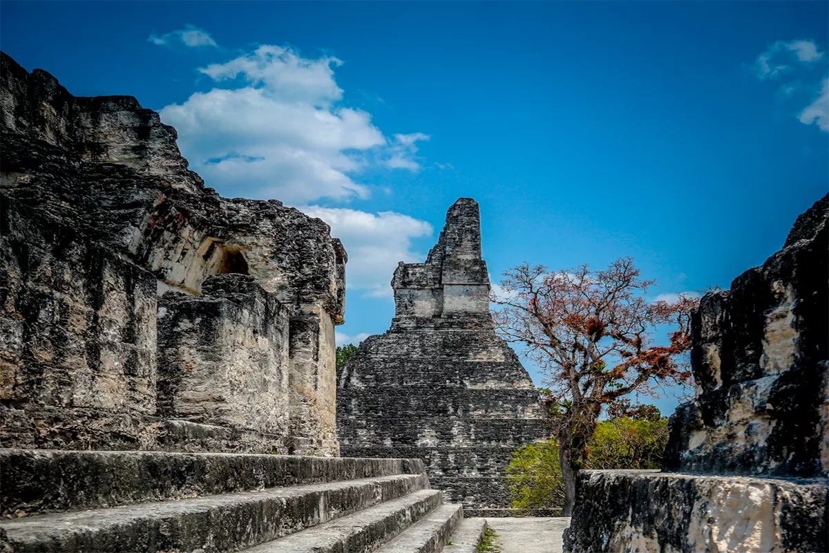 Yacimiento arqueológico de Iximché